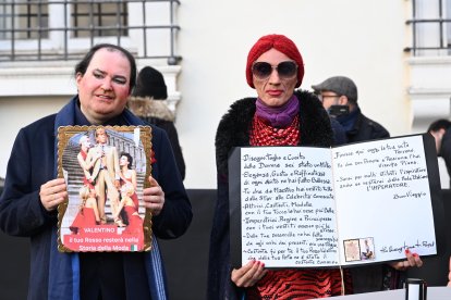 Rome (Italy), 22/01/2026.- Italian fashion designers Donatella Versace (L) and Pierpaolo Piccioli visit late Italian fashion designer Valentino Garavani's funeral chapel in Rome, Italy, 22 January 2026. Valentino died aged 93 at his home in Rome on 19 January 2026. (Moda, Italia, Roma) EFE/EPA/MAURIZIO BRAMBATTI