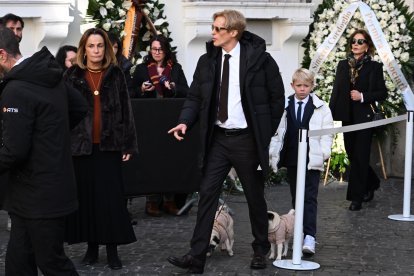 Rome (Italy), 22/01/2026.- Members of the public outside Italian fashion designer Valentino Garavani's funeral parlour in Piazza Mignanelli in Rome, Italy, 22 January 2026. Valentino died at his home in Rome on 19 January 2026. (Moda, Italia, Roma) EFE/EPA/MAURIZIO BRAMBATTI