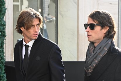 Rome (Italy), 22/01/2026.- Vernon Bruce Hoeksema with his pair of pugs leaves Valentino Garavani's funeral parlour in Piazza Mignanelli in Rome, Italy, 22 January 2026. Valentino died at his home in Rome on 19 January 2026. (Moda, Italia, Roma) EFE/EPA/MAURIZIO BRAMBATTI