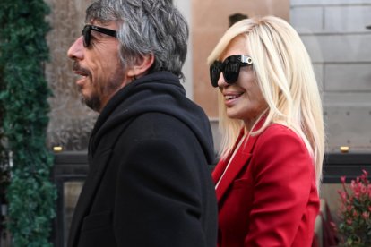 Rome (Italy), 22/01/2026.- Italian entrepreneur Matteo Marzotto (R) and Nora Shkreli leave after visiting late Italian fashion designer Valentino Garavani's funeral chapel in Rome, Italy, 22 January 2026. Valentino died aged 93 at his home in Rome on 19 January 2026. (Moda, Italia, Roma) EFE/EPA/MAURIZIO BRAMBATTI