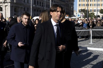 Rome (Italy), 22/01/2026.- Italian fashion designers Donatella Versace (R) and Pierpaolo Piccioli visit late Italian fashion designer Valentino Garavani's funeral chapel in Rome, Italy, 22 January 2026. Valentino died aged 93 at his home in Rome on 19 January 2026. (Moda, Italia, Roma) EFE/EPA/MAURIZIO BRAMBATTI