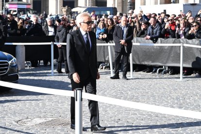 ROME (Italy), 23/01/2026.- Councilor Alessandro Onorato attends Valentino Garavani's funeral at the Basilica of Our Lady of the Angels and the Martyrs in Rome, Italy, 23 January 2026. Valentino passed away at the age of 93 at his home in Rome on 19 January 2026. (Moda, Italia, Roma) EFE/EPA/MASSIMO PERCOSSI