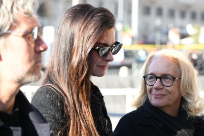 Roma (Italy), 23/01/2026.- Actor Elizabeth Hurley (2-L) and her son Damian Hurley (L) at the end of Italian fashion designer Valentino Garavani's funeral at the Basilica of S. Maria degli Angeli e dei Martiri in Rome, Italy, 23 January 2026. Valentino passed away at the age of 93 at his home in Rome on 19 January 2026. (Moda, Italia, Roma) EFE/EPA/MASSIMO PERCOSSI