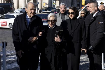 Roma (Italy), 23/01/2026.- US actor Anne Hataway (C), along with her husband Adam Shulman (L), arrives to attend Valentino Garavani's funeral at the Basilica of S. Maria degli Angeli e dei Martiri in Rome, Italy, 23 January 2026. Valentino passed away at the age of 93 at his home in Rome on 19 January 2026. (Moda, Italia, Roma) EFE/EPA/MAURIZIO BRAMBATTI
