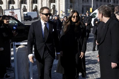 Roma (Italy), 23/01/2026.- Actor Elizabeth Hurley (L) and her son Damian Hurley (C) at the end of Italian fashion designer Valentino Garavani's funeral at the Basilica of S. Maria degli Angeli e dei Martiri in Rome, Italy, 23 January 2026. Valentino passed away at the age of 93 at his home in Rome on 19 January 2026. (Moda, Italia, Roma) EFE/EPA/MASSIMO PERCOSSI