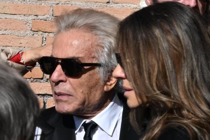 Roma (Italy), 23/01/2026.- Marisela Federici (C) arrives to attend Valentino Garavani's funeral at the Basilica of S. Maria degli Angeli e dei Martiri in Rome, Italy, 23 January 2026. Valentino passed away at the age of 93 at his home in Rome on 19 January 2026. (Moda, Italia, Roma) EFE/EPA/MASSIMO PERCOSSI