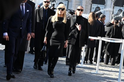 Roma (Italy), 23/01/2026.- Giancarlo Giammetti (L) and Elizabeth Hurley(R) at the end of Italian fashion designer Valentino Garavani's funeral at the Basilica of S. Maria degli Angeli e dei Martiri in Rome, Italy, 23 January 2026. Valentino passed away at the age of 93 at his home in Rome on 19 January 2026. (Moda, Italia, Roma) EFE/EPA/MAURIZIO BRAMBATTI