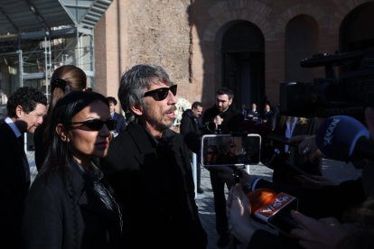 Roma (Italy), 23/01/2026.- Italian fashion designer Donatella Versace (C) arrives to attend Valentino Garavani's funeral at the Basilica of S. Maria degli Angeli e dei Martiri in Rome, Italy, 23 January 2026. Valentino passed away at the age of 93 at his home in Rome on 19 January 2026. (Moda, Italia, Roma) EFE/EPA/MAURIZIO BRAMBATTI