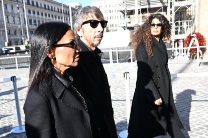 Roma (Italy), 23/01/2026.- Italian fashion designer Pier Paolo Piccioli (C), along with his wife Simona Caggia (L), arrives to attend Valentino Garavani's funeral at the Basilica of S. Maria degli Angeli e dei Martiri in Rome, Italy, 23 January 2026. Valentino passed away at the age of 93 at his home in Rome on 19 January 2026. (Moda, Italia, Roma) EFE/EPA/MASSIMO PERCOSSI
