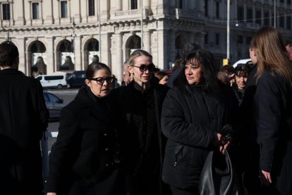 Roma (Italy), 23/01/2026.- (L-R) Simona Caggia, Italian fashion designer Pierpaolo Piccioli, and Italian model Afef Jnifen arrive to attend Valentino Garavani's funeral at the Basilica of S. Maria degli Angeli e dei Martiri in Rome, Italy, 23 January 2026. Valentino passed away at the age of 93 at his home in Rome on 19 January 2026. (Moda, Italia, Roma) EFE/EPA/MAURIZIO BRAMBATTI
