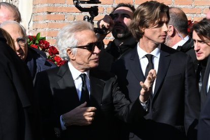 Roma (Italy), 23/01/2026.- US actor Anne Hataway (C), along with her husband Adam Shulman (L), arrives to attend Valentino Garavani's funeral at the Basilica of S. Maria degli Angeli e dei Martiri in Rome, Italy, 23 January 2026. Valentino passed away at the age of 93 at his home in Rome on 19 January 2026. (Moda, Italia, Roma) EFE/EPA/MAURIZIO BRAMBATTI