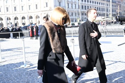 Roma (Italy), 23/01/2026.- Russian model Natalia Vodianova (L) and Vice-Chairman and CEO of Christian Dior SE Antoine Arnault (C) arrive to attend Valentino Garavani's funeral at the Basilica of S. Maria degli Angeli e dei Martiri in Rome, Italy, 23 January 2026. Valentino passed away at the age of 93 at his home in Rome on 19 January 2026. (Moda, Italia, Roma) EFE/EPA/MASSIMO PERCOSSI