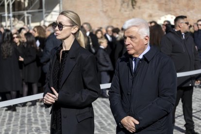 Roma (Italy), 23/01/2026.- US actor Anne Hataway (C), along with her husband Adam Shulman (L), arrives to attend Valentino Garavani's funeral at the Basilica of S. Maria degli Angeli e dei Martiri in Rome, Italy, 23 January 2026. Valentino passed away at the age of 93 at his home in Rome on 19 January 2026. (Moda, Italia, Roma) EFE/EPA/MAURIZIO BRAMBATTI