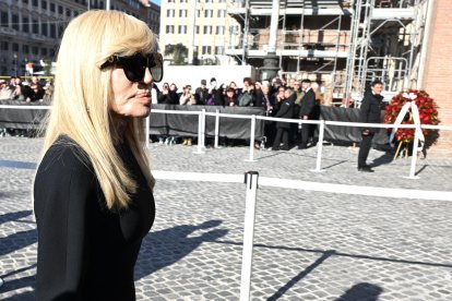 Roma (Italy), 23/01/2026.- Eleonora Abbagnato (L) and Francesco Giambrone (R) during Italian fashion designer Valentino Garavani's funeral at the Basilica of S. Maria degli Angeli e dei Martiri in Rome, Italy, 23 January 2026. Valentino passed away at the age of 93 at his home in Rome on 19 January 2026. (Moda, Italia, Roma) EFE/EPA/MASSIMO PERCOSSI