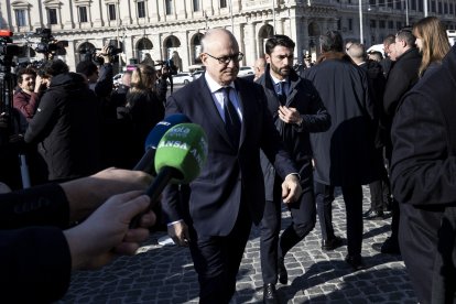 Roma (Italy), 23/01/2026.- Italian fashion designer Donatella Versace arrives to attend Valentino Garavani's funeral at the Basilica of S. Maria degli Angeli e dei Martiri in Rome, Italy, 23 January 2026. Valentino passed away at the age of 93 at his home in Rome on 19 January 2026. (Moda, Italia, Roma) EFE/EPA/MAURIZIO BRAMBATTI