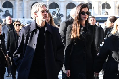 Roma (Italy), 23/01/2026.- US actor Anne Hataway (R), along with her husband Adam Shulman (L), arrives to attend Valentino Garavani's funeral at the Basilica of S. Maria degli Angeli e dei Martiri in Rome, Italy, 23 January 2026. Valentino passed away at the age of 93 at his home in Rome on 19 January 2026. (Moda, Italia, Roma) EFE/EPA/MAURIZIO BRAMBATTI