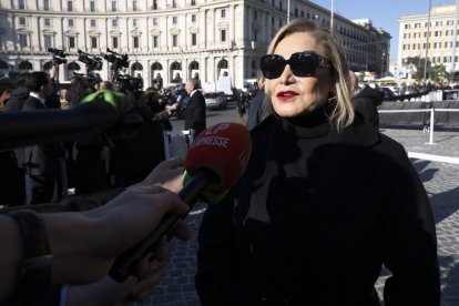 ROME (Italy), 23/01/2026.- Anne Hataway with her husband Adam Shulman attend Valentino Garavani's funeral at the Basilica of Our Lady of the Angels and the Martyrs in Rome, Italy, 23 January 2026. Valentino passed away at the age of 93 at his home in Rome on 19 January 2026. (Moda, Italia, Roma) EFE/EPA/MAURIZIO BRAMBATTI