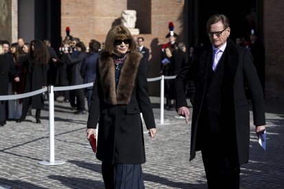 Roma (Italy), 23/01/2026.- US actor Anne Hataway (C), along with her husband Adam Shulman (L), arrives to attend Valentino Garavani's funeral at the Basilica of S. Maria degli Angeli e dei Martiri in Rome, Italy, 23 January 2026. Valentino passed away at the age of 93 at his home in Rome on 19 January 2026. (Moda, Italia, Roma) EFE/EPA/MAURIZIO BRAMBATTI