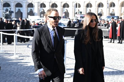 Roma (Italy), 23/01/2026.- Italian TV presenter Simona Ventura arrives to attend Valentino Garavani's funeral at the Basilica of S. Maria degli Angeli e dei Martiri in Rome, Italy, 23 January 2026. Valentino passed away at the age of 93 at his home in Rome on 19 January 2026. (Moda, Italia, Roma) EFE/EPA/MASSIMO PERCOSSI