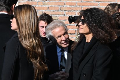 Roma (Italy), 23/01/2026.- Giancarlo Giammetti (C) stands between Elizabeth Hurley (L) and Afef Jnifen (R) at the end of Italian fashion designer Valentino Garavani's funeral at the Basilica of S. Maria degli Angeli e dei Martiri in Rome, Italy, 23 January 2026. Valentino passed away at the age of 93 at his home in Rome on 19 January 2026. (Moda, Italia, Roma) EFE/EPA/MAURIZIO BRAMBATTI