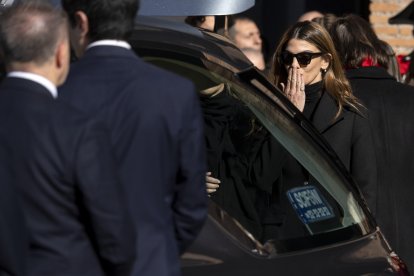 Roma (Italy), 23/01/2026.- Giancarlo Giammetti (C) stands between Elizabeth Hurley (L) and Afef Jnifen (R) at the end of Italian fashion designer Valentino Garavani's funeral at the Basilica of S. Maria degli Angeli e dei Martiri in Rome, Italy, 23 January 2026. Valentino passed away at the age of 93 at his home in Rome on 19 January 2026. (Moda, Italia, Roma) EFE/EPA/MAURIZIO BRAMBATTI