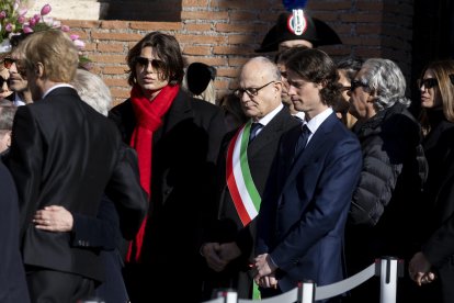 Roma (Italy), 23/01/2026.- Actor and model Bianca Brandolini d'Adda (R) at the end of Italian fashion designer Valentino Garavani's funeral at the Basilica of S. Maria degli Angeli e dei Martiri in Rome, Italy, 23 January 2026. Valentino passed away at the age of 93 at his home in Rome on 19 January 2026. (Moda, Italia, Roma) EFE/EPA/MASSIMO PERCOSSI