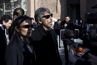 Roma (Italy), 23/01/2026.- Damian Hurley (2-L) and Rome Mayor Roberto Gualtieri (2-R) at the end of Italian fashion designer Valentino Garavani's funeral at the Basilica of S. Maria degli Angeli e dei Martiri in Rome, Italy, 23 January 2026. Valentino passed away at the age of 93 at his home in Rome on 19 January 2026. (Moda, Italia, Roma) EFE/EPA/MASSIMO PERCOSSI