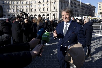 Roma (Italy), 23/01/2026.- Italian art director and costume designer Dante Ferretti (R) and Italian set decorator Francesca Lo Schiavo (L) arrive to attend Valentino Garavani's funeral at the Basilica of S. Maria degli Angeli e dei Martiri in Rome, Italy, 23 January 2026. Valentino passed away at the age of 93 at his home in Rome on 19 January 2026. (Moda, Italia, Roma) EFE/EPA/MASSIMO PERCOSSI