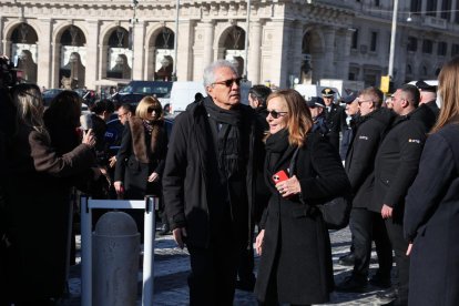 Roma (Italy), 23/01/2026.- US fashion designer Tom Ford (L) arrives to attend Valentino Garavani's funeral at the Basilica of S. Maria degli Angeli e dei Martiri in Rome, Italy, 23 January 2026. Valentino passed away at the age of 93 at his home in Rome on 19 January 2026. (Moda, Italia, Roma) EFE/EPA/MAURIZIO BRAMBATTI