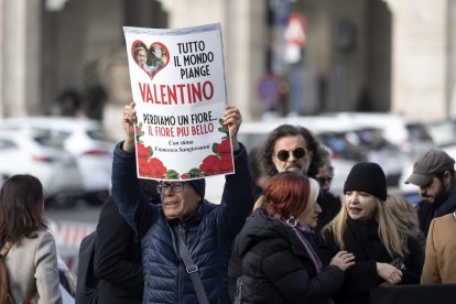 Roma (Italy), 23/01/2026.- Matteo Marzotto (L) with his wife Nora Shkreli (R) arrive to attend Valentino Garavani's funeral at the Basilica of S. Maria degli Angeli e dei Martiri in Rome, Italy, 23 January 2026. Valentino passed away at the age of 93 at his home in Rome on 19 January 2026. (Moda, Italia, Roma) EFE/EPA/MAURIZIO BRAMBATTI