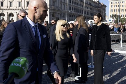 Roma (Italy), 23/01/2026.- A person holds a placard reading 'The whole world cries, we lost a flower, the most beautiful flower' during Valentino Garavani's funeral at the Basilica of S. Maria degli Angeli e dei Martiri in Rome, Italy, 23 January 2026. Valentino passed away at the age of 93 at his home in Rome on 19 January 2026. (Moda, Italia, Roma) EFE/EPA/MASSIMO PERCOSSI