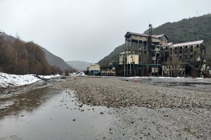 Paso para sortear el argayo de la CL-631 por La Recuelga.