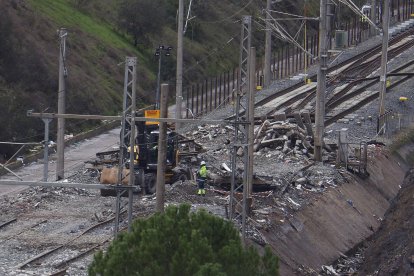 Vista este lunes de las vías, donde se encontraba el Alvia, despejadas tras la retirada de los vagones siniestrados en Adamuz (Córdoba).