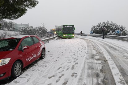 <p>Los autobuses circulan por la carretera M-519 a la altura de Galapagar, este miércoles, en el que la borrasca Kristin deja nieve en la región de Madrid. El temporal de frío, lluvia y nieve que atraviesa estos días la península mantiene afectados todos los puertos en la Comunidad Madrid por la nieve. Es necesario el uso de cadenas o neumáticos de invierno en todos los puertos de la Comunidad y e