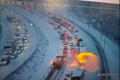 <p>Vista de la carretera nevada a primera hora a la altura de La Berzosa, Madrid este miércoles. EFE/ X/DGT / SOLO USO EDITORIAL/SOLO DISPONIBLE PARA ILUSTRAR LA NOTICIA QUE ACOMPAÑA (CRÉDITO OBLIGATORIO)</p>