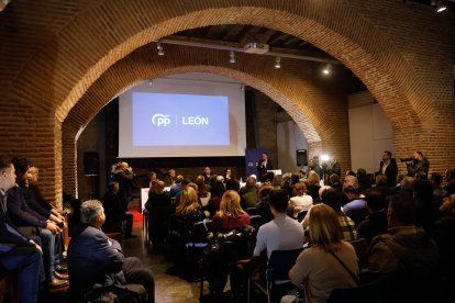 El PP reunió este miércoles a alcaldes y simpatizantes en el Palacio Conde Luna.