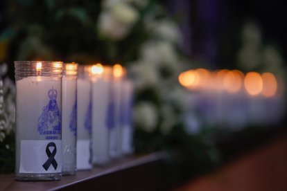 Velas en recuerdo de las víctimas del accidente de trenes en la línea de alta velocidad española en Adamuz.