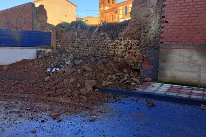 Derrumbe de un muro en la calle Zorita de San Andrés.