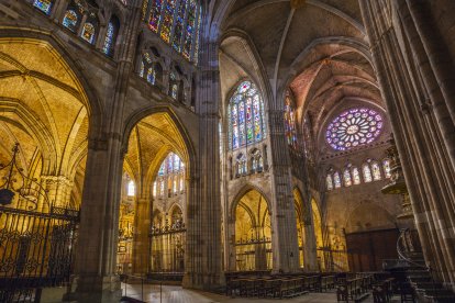 La luz que atraviesa las vidrieras de la Catedral de León convierte cada visita en una experiencia casi mística.