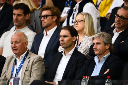 Rafa Nadal, presenciando el partido desde la grada, ya tiene sucesor español como campeón en el Abierto de Australia.