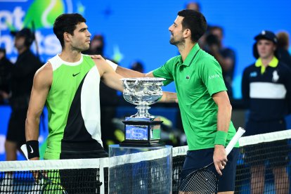 Alcaraz y Djokovic se saludan antes de iniciar la batalla deportiva sobre la pista.