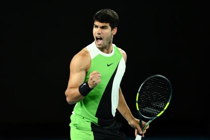 Alcaraz celebra su triunfo sobre Djokovic que lo corona como flamante campeón del Abierto de Australia 2026.