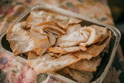 Finas, ligeras y espolvoreadas con azúcar: así se presentan las orejas de Carnaval recién hechas y listas para desaparecer en minutos.