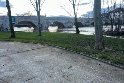 El río Torío a su paso por Puente Castro.