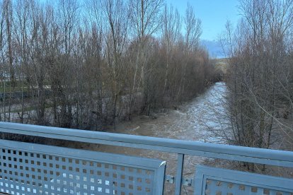 Crecida del río Torío en su paso por Puente Castro (León).