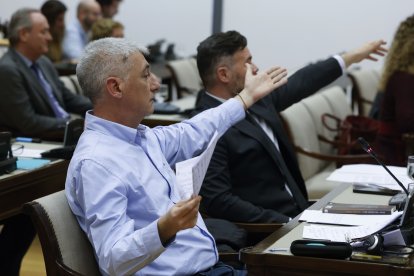 El diputado de EH Bildu, Oskar Matute interroga al líder del PP, Alberto Núñez Feijóo (no en la imagen) durante su comparecencia este lunes ante la comisión del Congreso que investiga la gestión de la dana de 2024, que dejó 230 muertos en la provincia de Valencia.