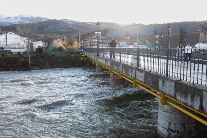 Crecida del río en Pola de Gordón.