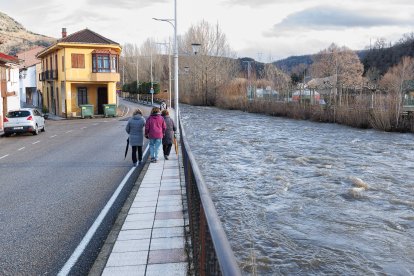 Crecida del río en Pola de Gordón.
