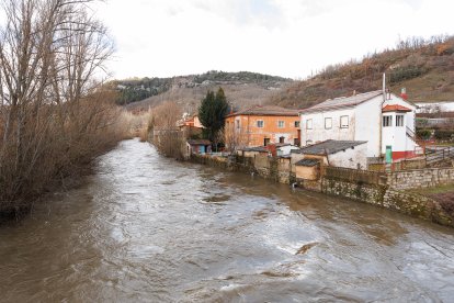 Crecida del río en Pola de Gordón.