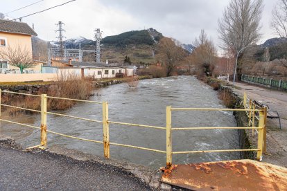 Crecida del río en Villamanín.